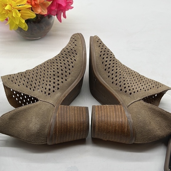 Lucky Brand Podota Tan Suede Cut Out Ankle Bootie Sz 7 MCA1839A - Picture 6 of 9